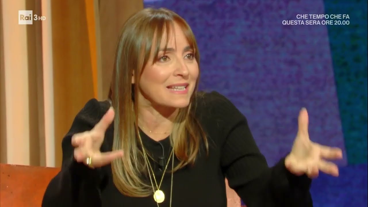 Camila Raznovich in abito nero e tacchi a spillo