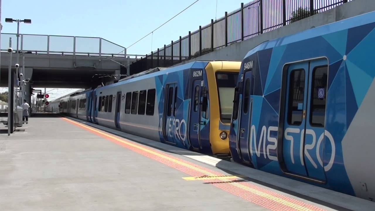 Trains & Buses at South Morang - Melbourne Transport