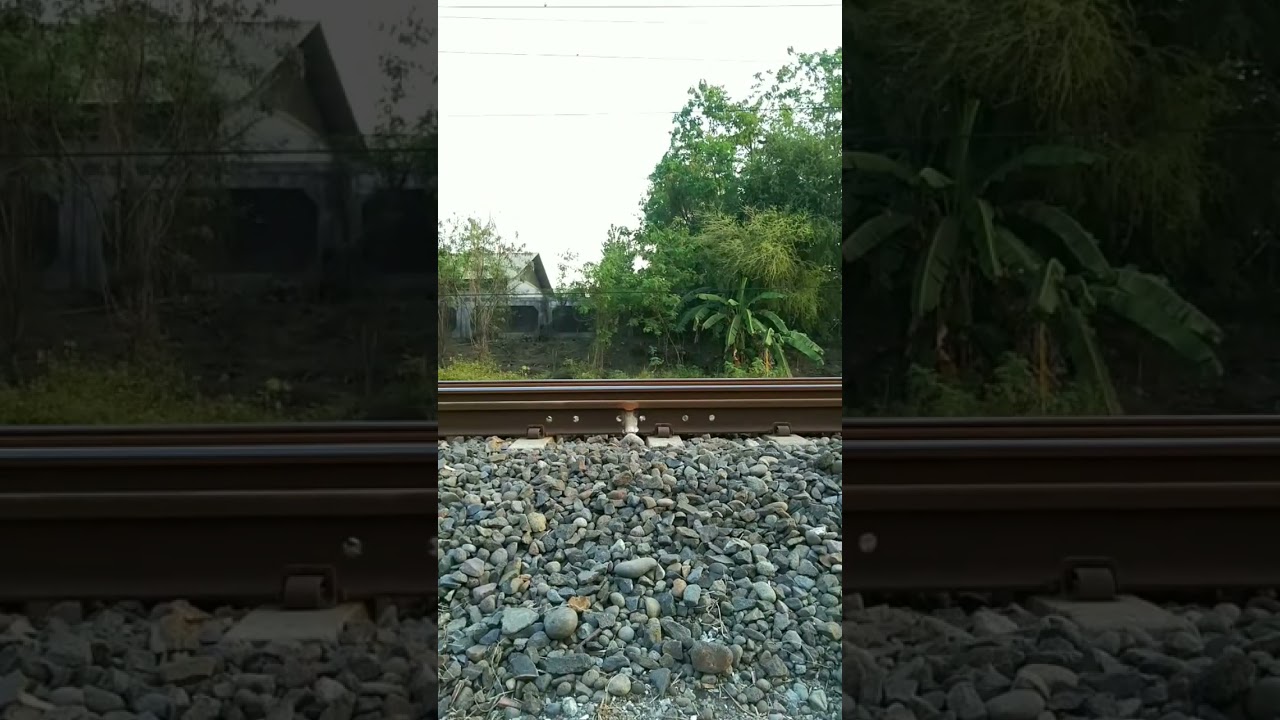 Ketika Kereta Api melewati sambungan rel #indonesianrailways
