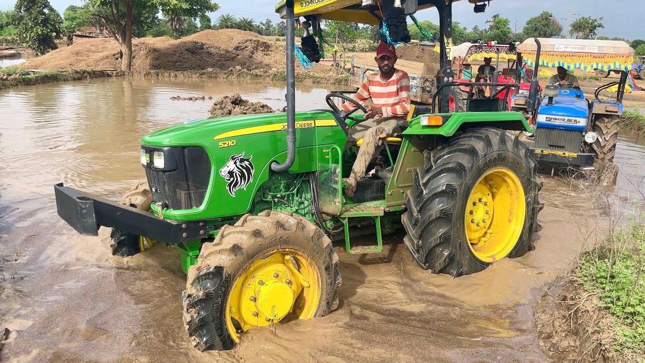 Mahindra Tractor got stuck in the mud badly became difficult to get out Sonalika John Deere