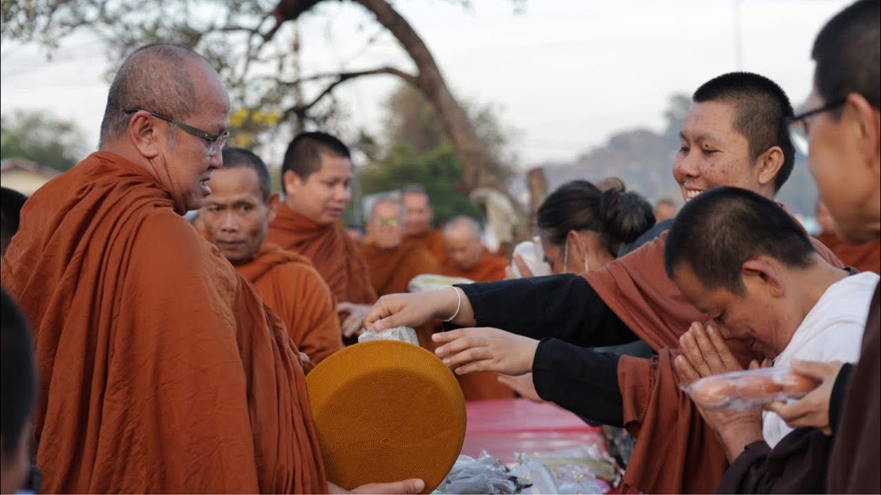 11กพ69 หลวงตาพระสิ้นคิด และคณะสงฆ์จากพุทธอุทยานทีพักสงฆ์วัดป่าบ่อน้ำพระอินทร์ ออกบิณฑบาต