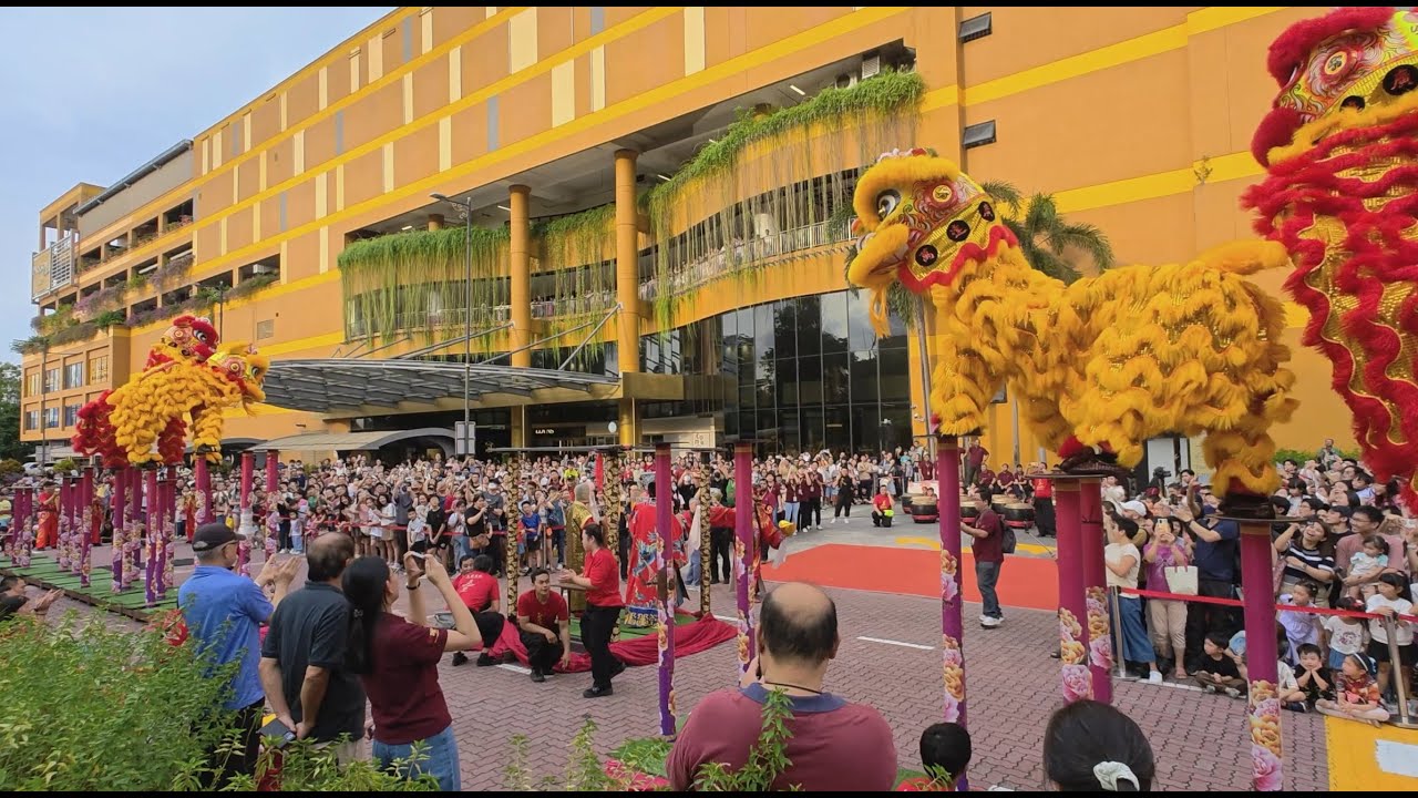 龙的传人 高桩舞狮 Acrobatic lion dance by Long De Chuan Ren & drumming 击鼓 @ One Utama 新春庆典 CNY2026 0125