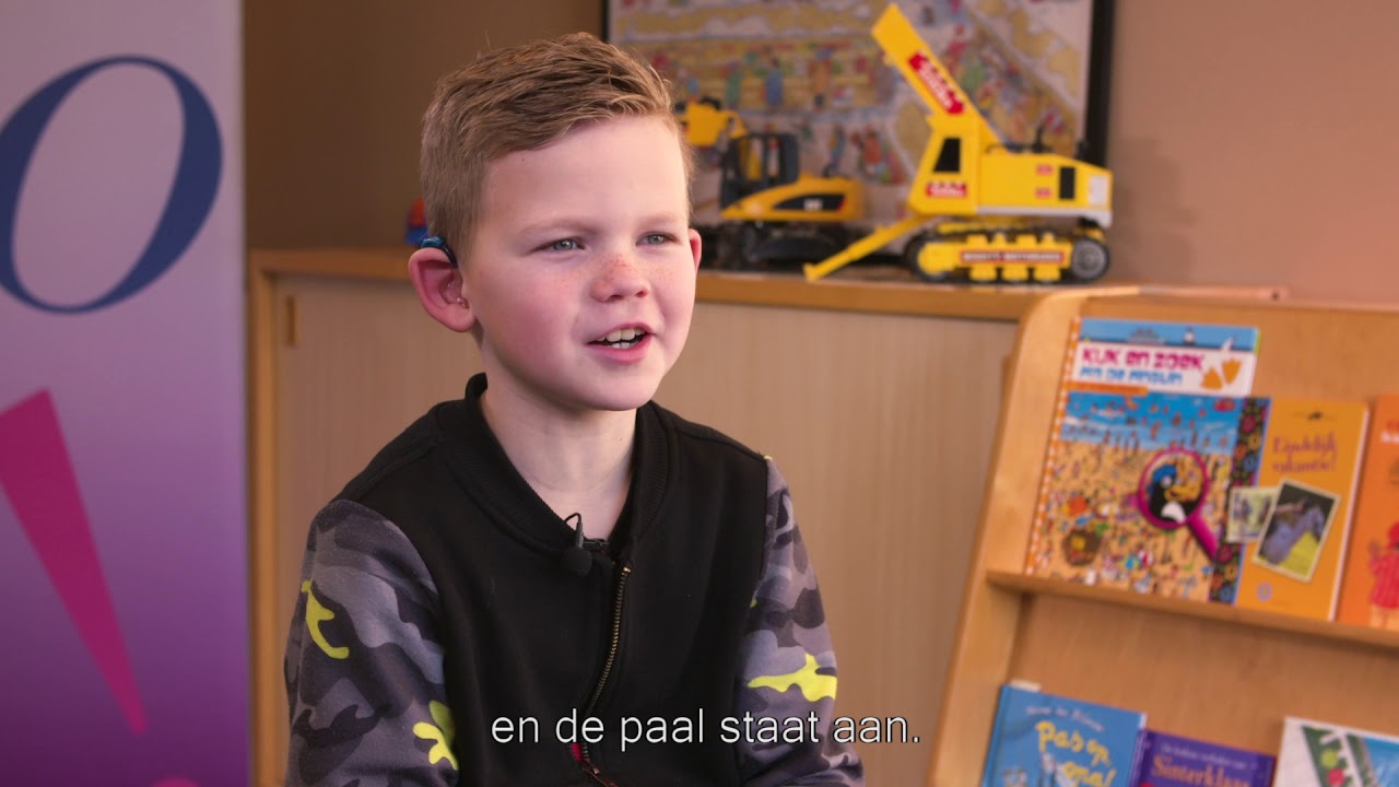 Dennis is 8 jaar en slechthorend