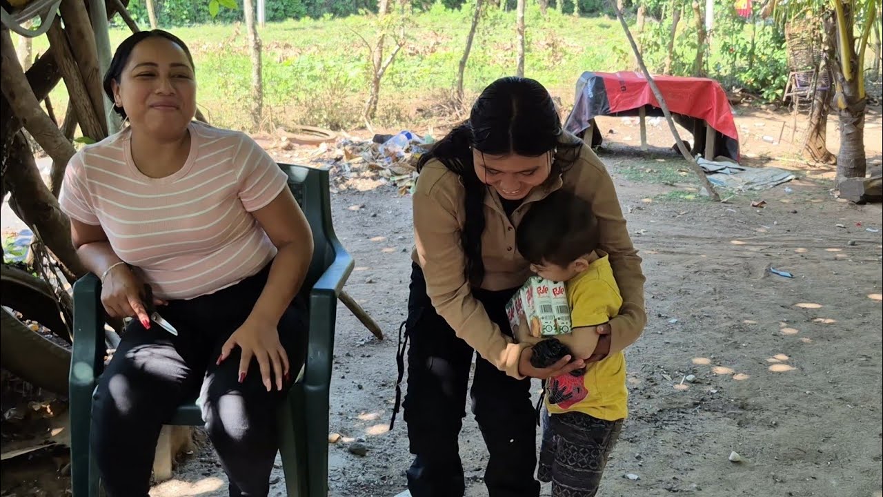 Mariana le regaló jugos al hijo de Marlon y con este abrazo él agradeció 🥰🥰