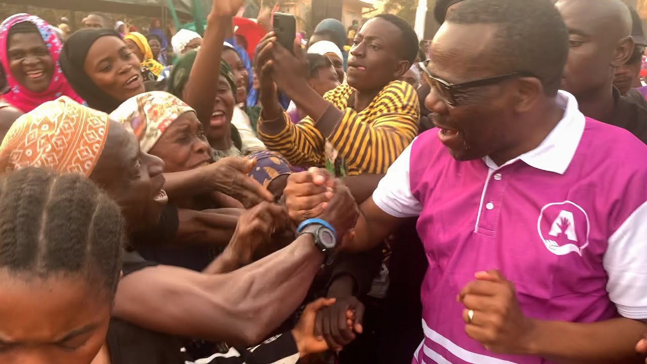 TAZAMA LOVE YA ZITTO KABWE KWA WANANCHI BAADA YA KUMALIZA MKUTANO WAKE, 