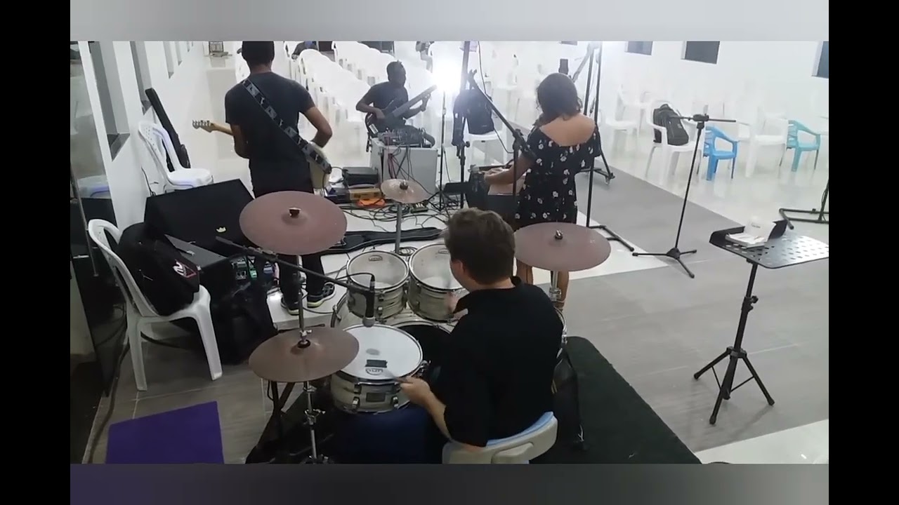 Muller batera e banda Ellos