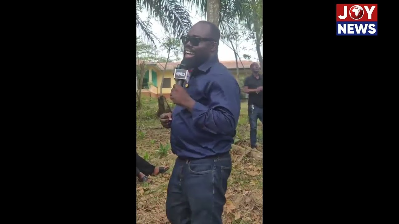 Dr. Otokunor interact with farmers at Amenfi West concerning the recent cocoa crisis