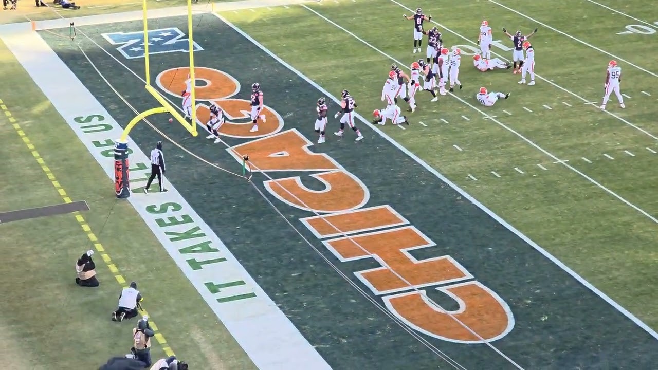 D'Andre Swift Touchdown Run Chicago Bears vs Cleveland Browns 12/14/2025