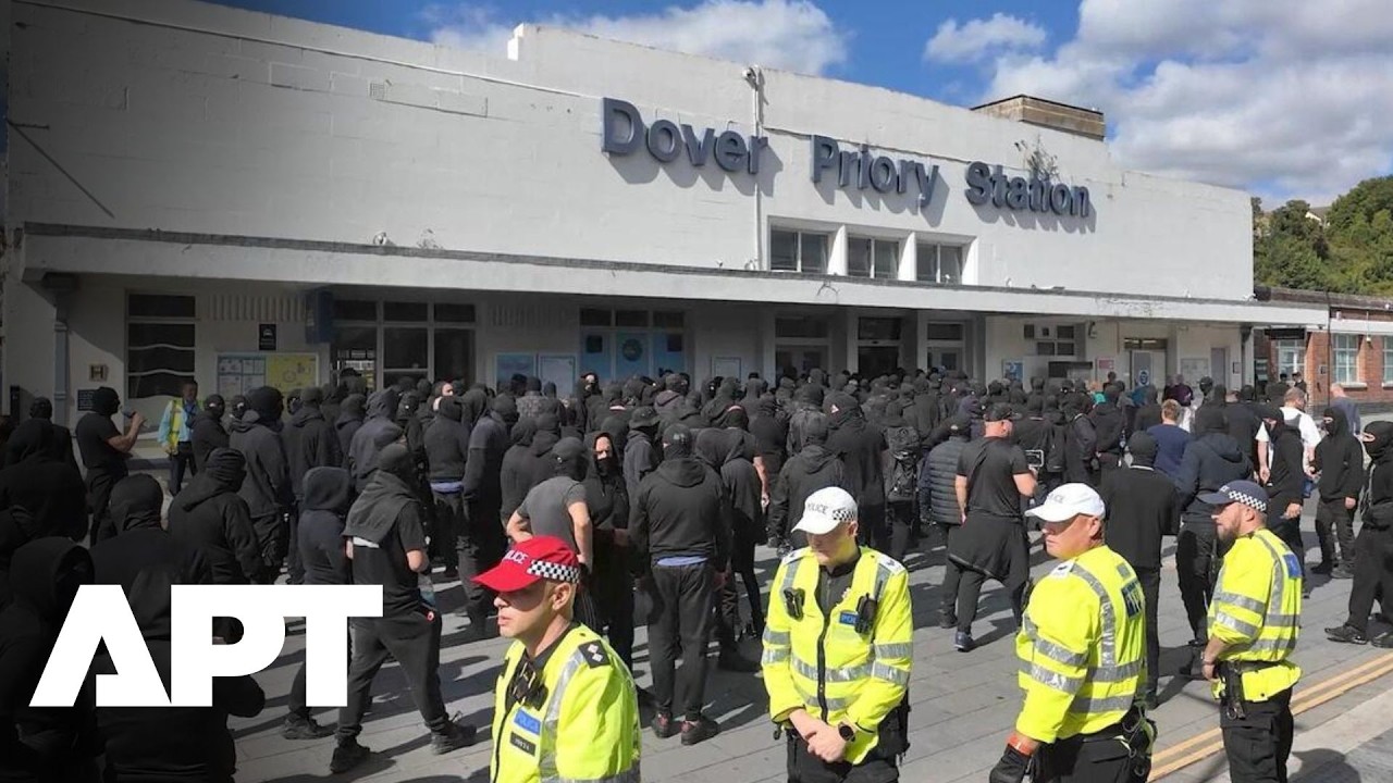 СМОТРИТЕ | Дувр в Великобритании охвачен протестом &laquo;Остановите лодки&raquo;: движение транспорта парали...