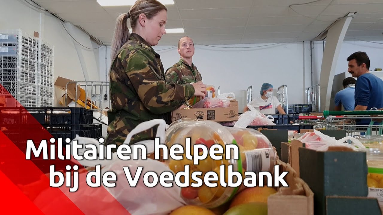 Militairen helpen mee bij de Tilburgse Voedselbank.
