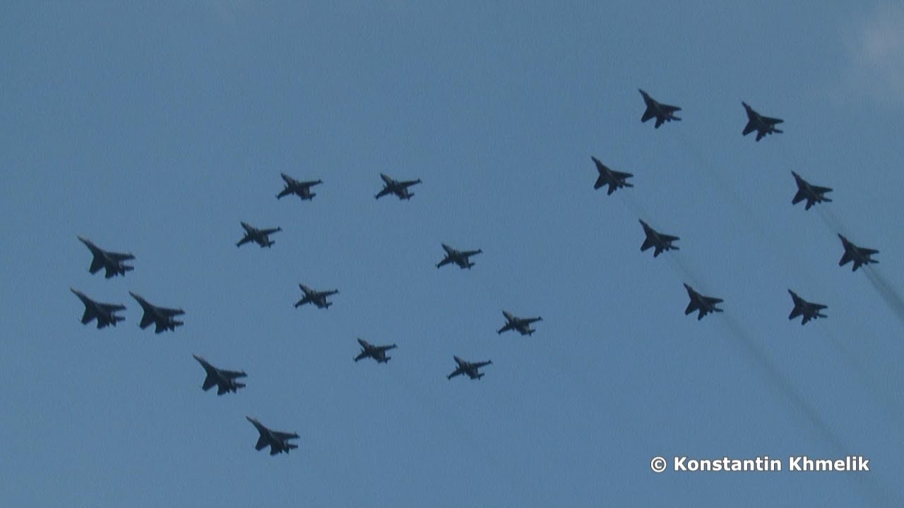 Группа 100 и Су-25 с дымами 100 лет ВВС России 2012