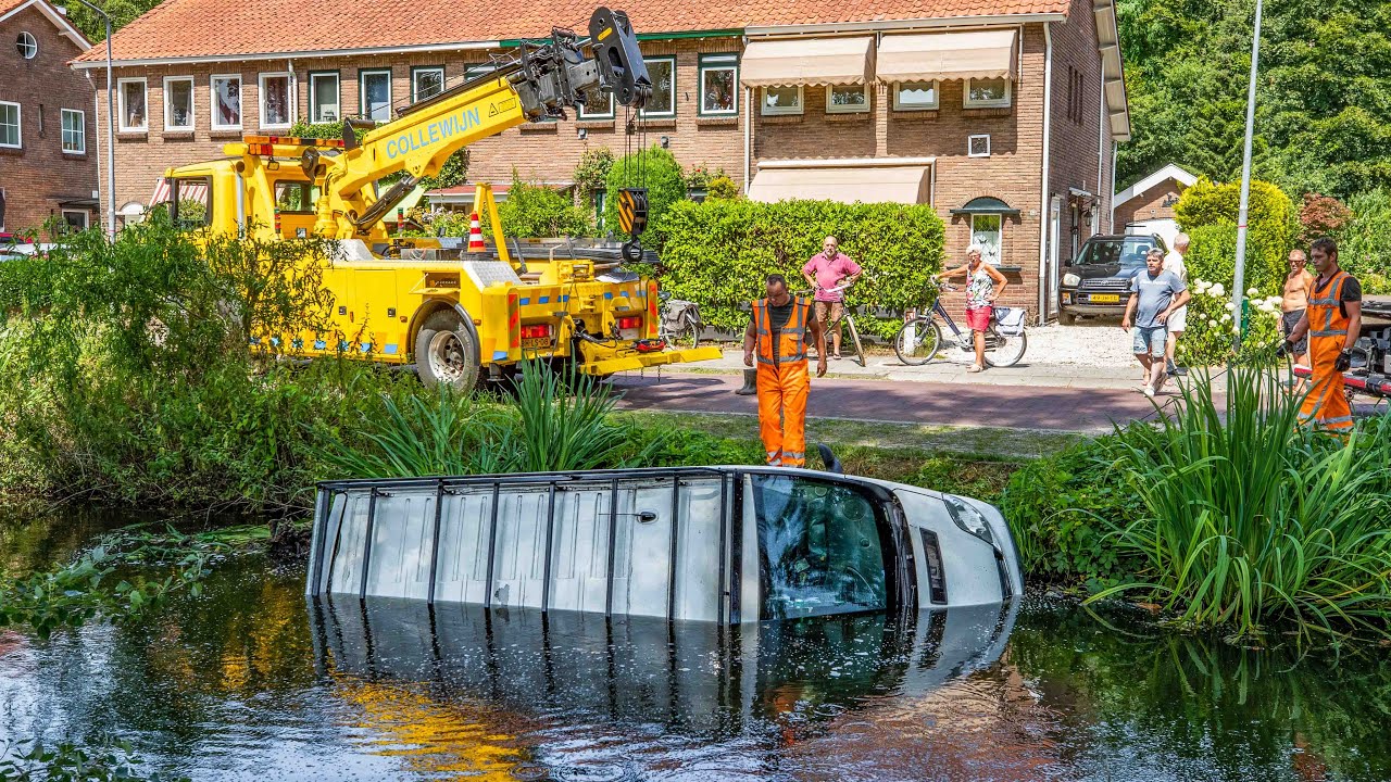 BERGING : Bestelbus in het water door vergeten handrem