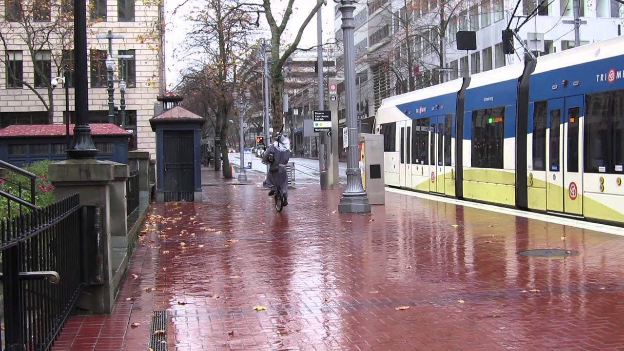 Gandalf Playing Bagpipes and Riding a Unicycle in Portland - The Unipiper