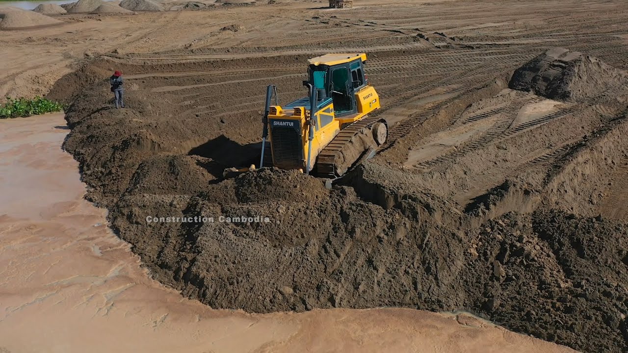Dump truck and sand filling machine shantui dh17B2 Push sand into the water