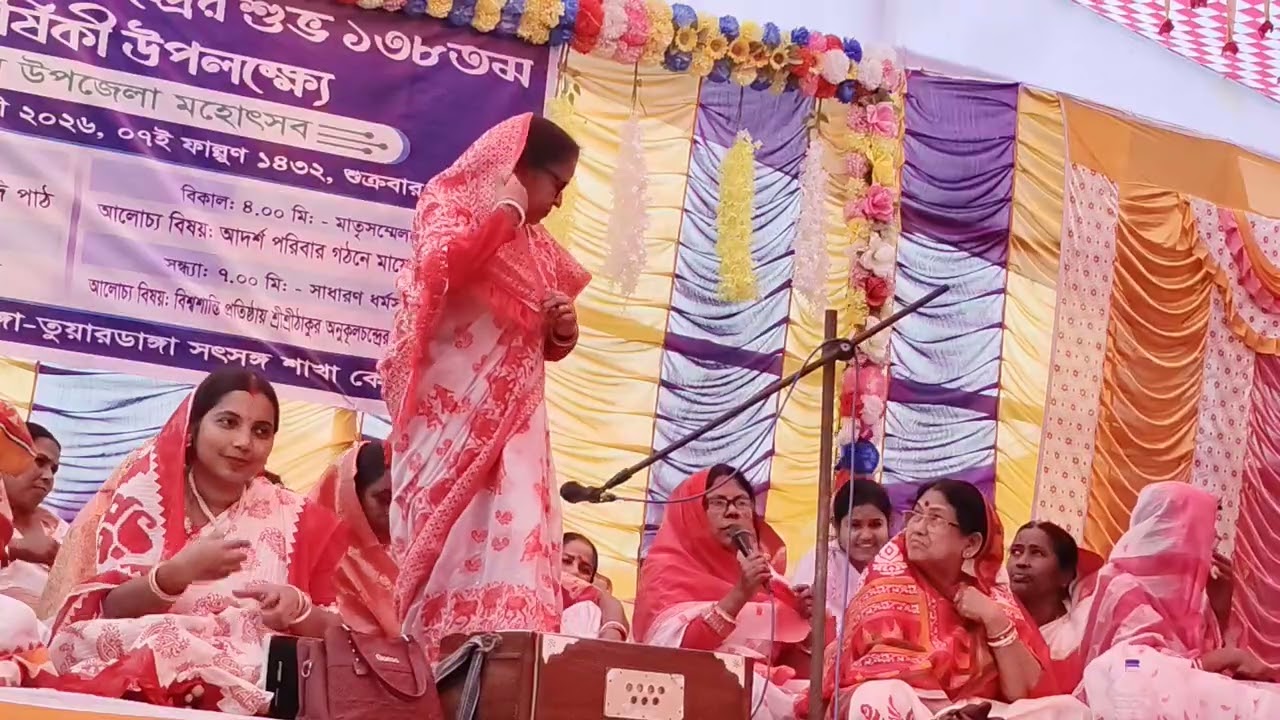 আশাশুনি সৎসঙ্গ মহোৎসবে মাতৃসম্মেলনে  বক্তব্য রাখছেন এক কুমারী মা।