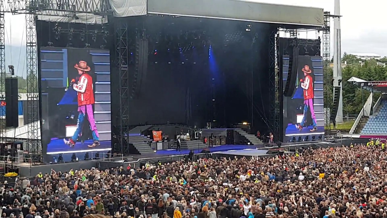 26,000 fan's singing Happy Birthday to Slash