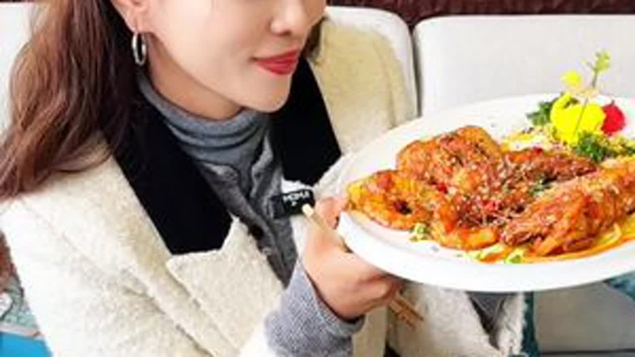 #抖音美食推荐官 🎇今日重磅推介！积石山县滨江华府门上的庭雨阁人文茶楼：高端大气上档次的环境，每一处细节都彰显着独特的品味与格调！茶楼的菜品更是一绝！油焖大虾、沙窝烤豆腐、爆炒草鸡、手抓必点必...