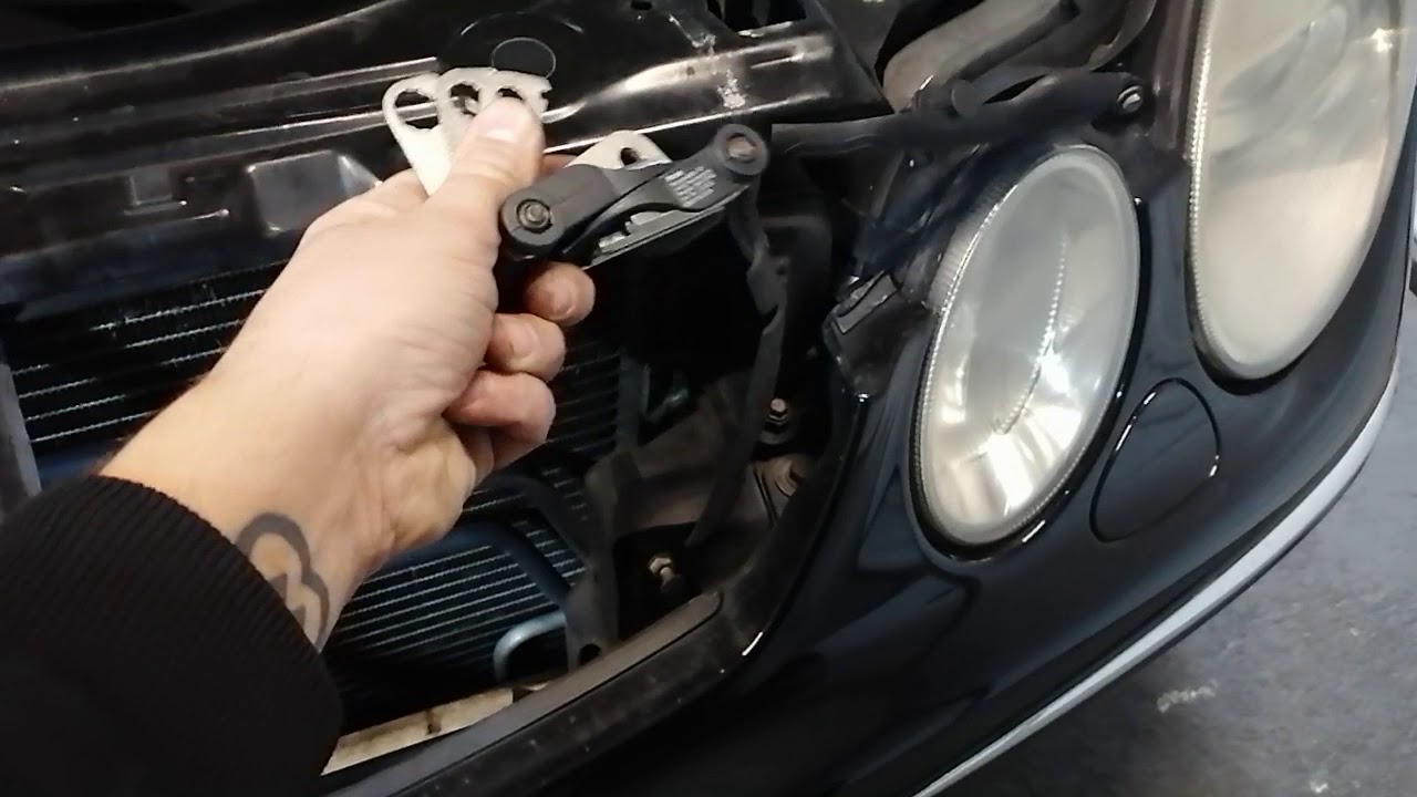 Wymiana linki zamka maski Mercedes w211