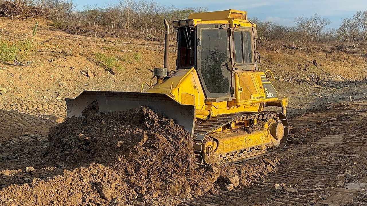 Trator de esteiras Komatsu D51EX reformando açude 