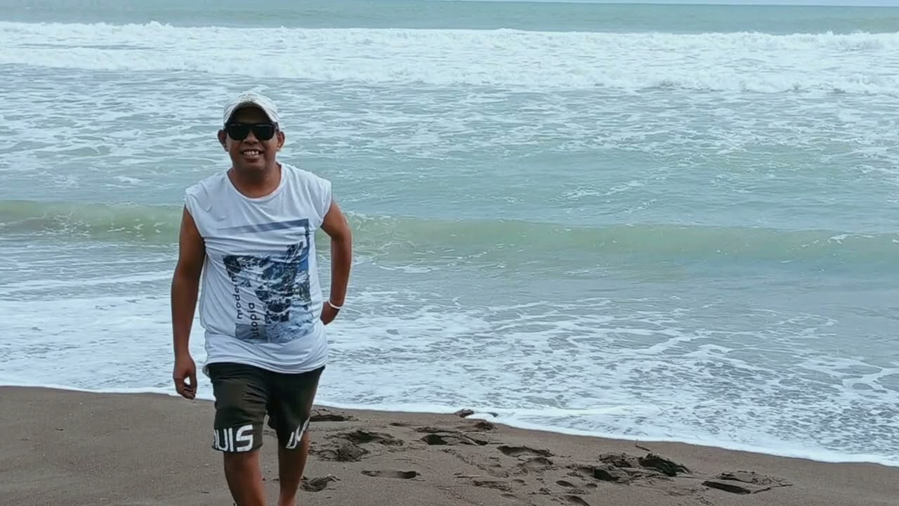 PAGI PAGI SENYUM SENDIRI 