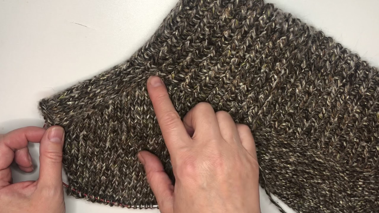 Манишка на молнии спицами