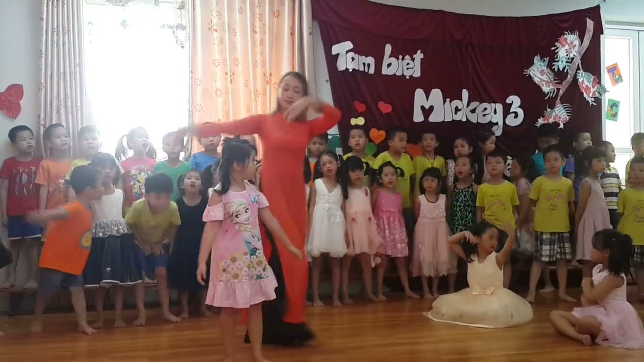 Vui đến trường, chị Su mặc váy đen hát nhiệt phết