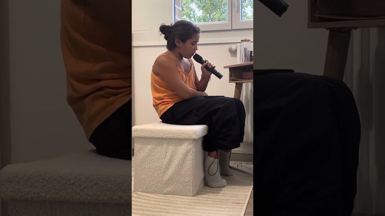 Petite fille qui chante