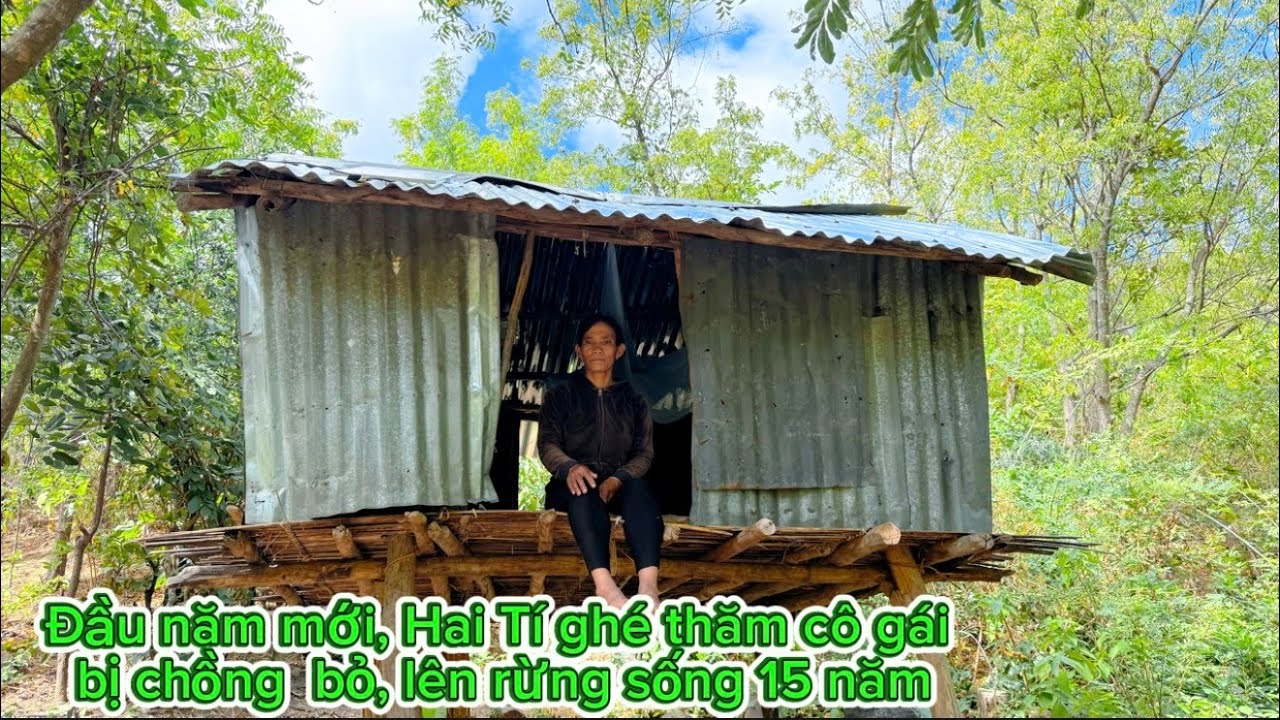 Chồng bỏ, hai con trai có vợ. Cô sống đơn độc nhiều năm trong căn chòi rách nát trên núi cao. Tập 15