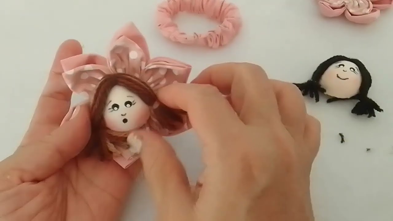 Diy schunchies infantil,flor de fuxico. #schunchie.#diyflower #artesanato flores de tecido
