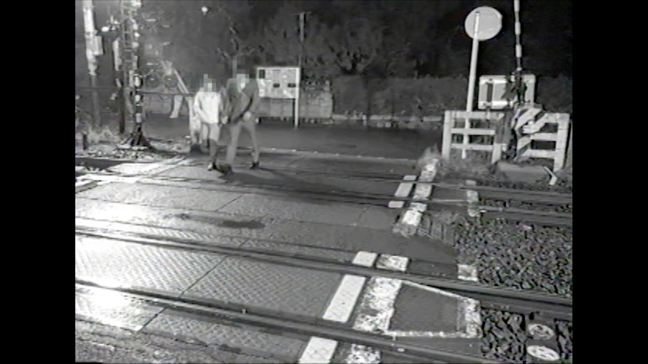 【心霊映像】説明がつかない！事故が絶えないある踏切。設置されたカメラにうつりこんだ