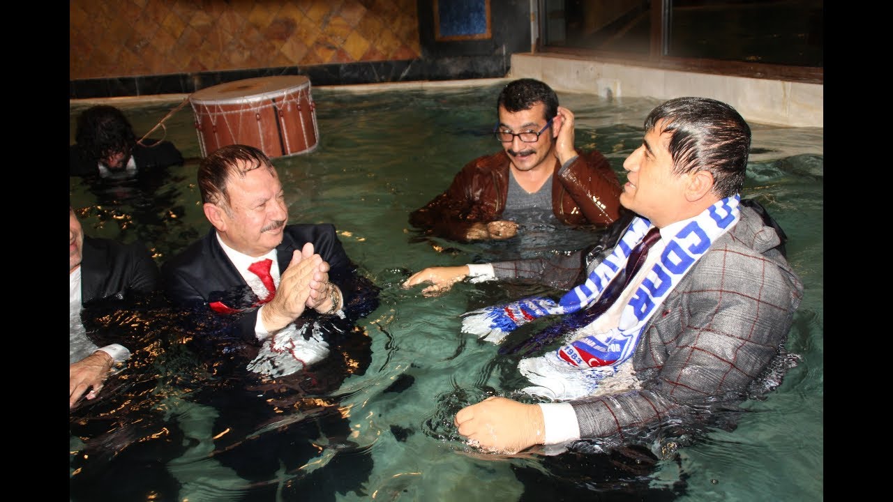 Belediye Başkanı, takım elbiseyle kaplıca havuzuna girdi