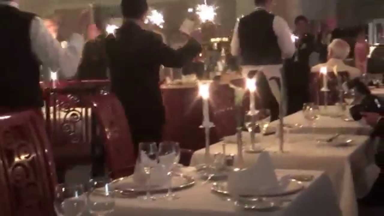Das Traumschiff ZDF MS Deutschland Kreuzfahrt Eisbombe Galaabend Dinner