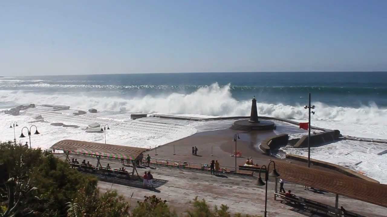 Tenerife Bajamar - fuerte oleaje en las piscinas naturales de bajamar