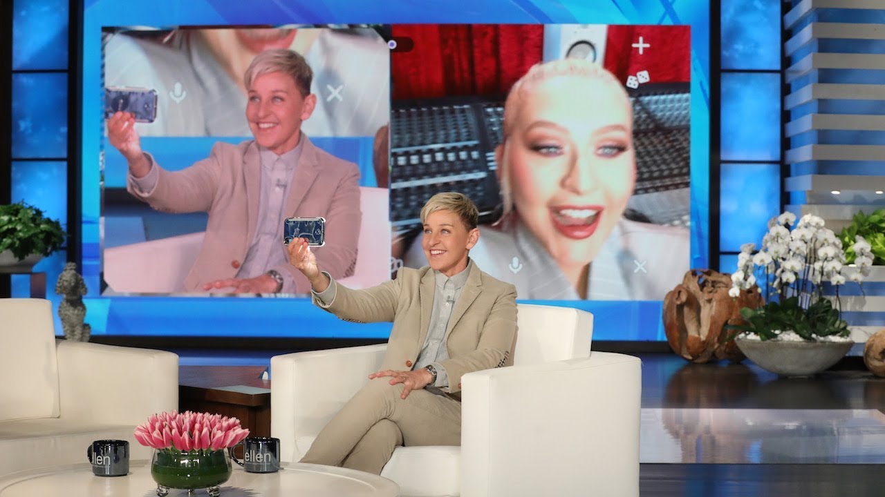 Christina Aguilera Makes a Surprise Visit to Play Houseparty 'Heads Up!'