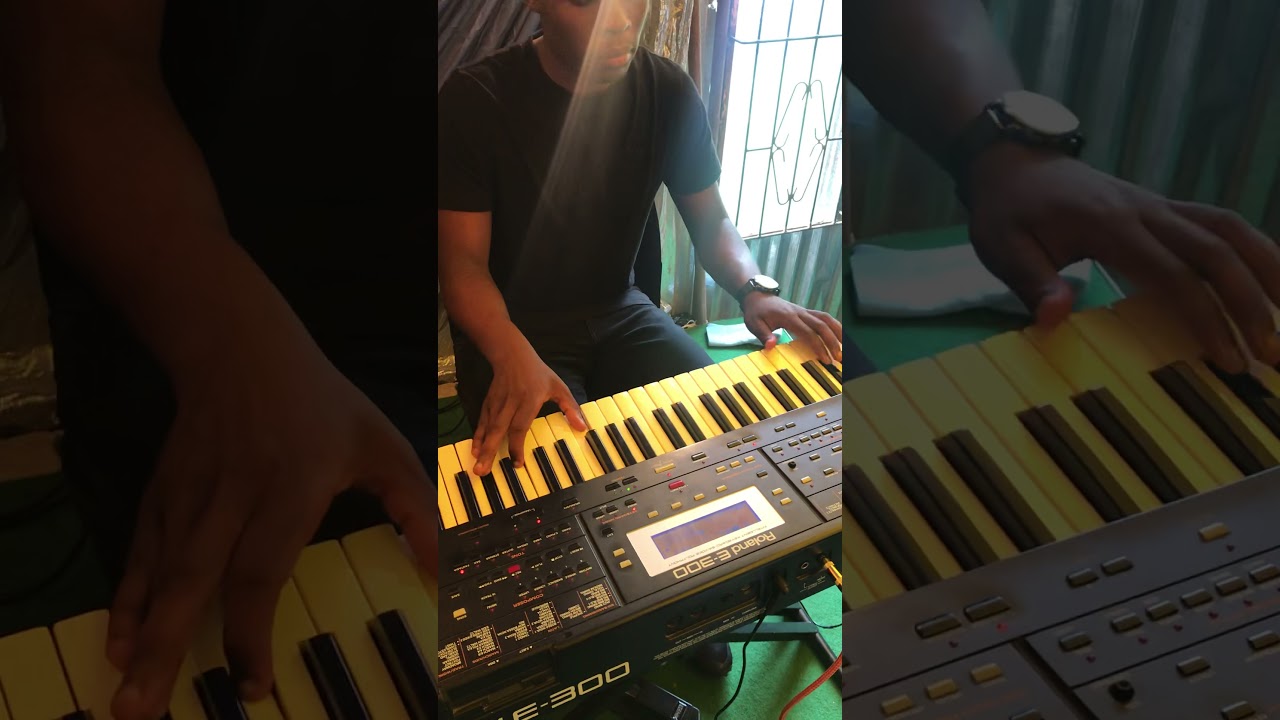 first time playing Roland E 300 (Zweli 🎹)