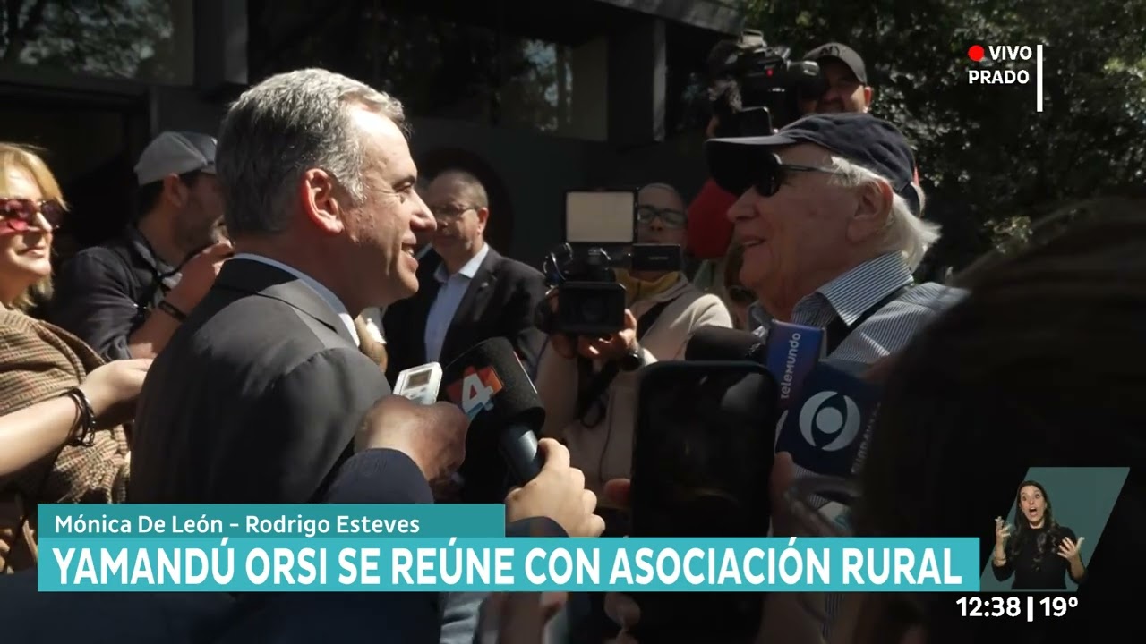 Yamandú Orsi fue abordado por un vecino para solicitarle una reunión