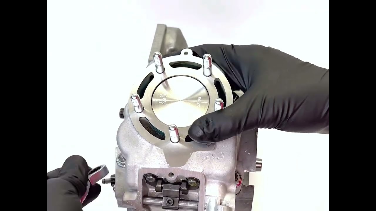 Come assemblare un cilindro completo di un motore 2 tempi Kawasaki Kx 125