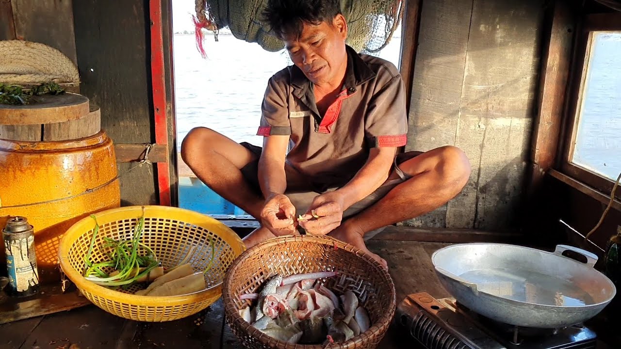 Cá Lăng nấu Măng ''Bữa Cơm'' trên Ghe lúc Bình Minh Lên | Ngư Dân Miền Tây #118