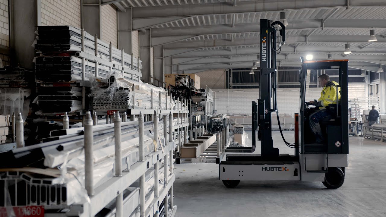 HUBTEX MaxX Elektro-Mehrwege-Seitenstapler transportiert lange Lasten