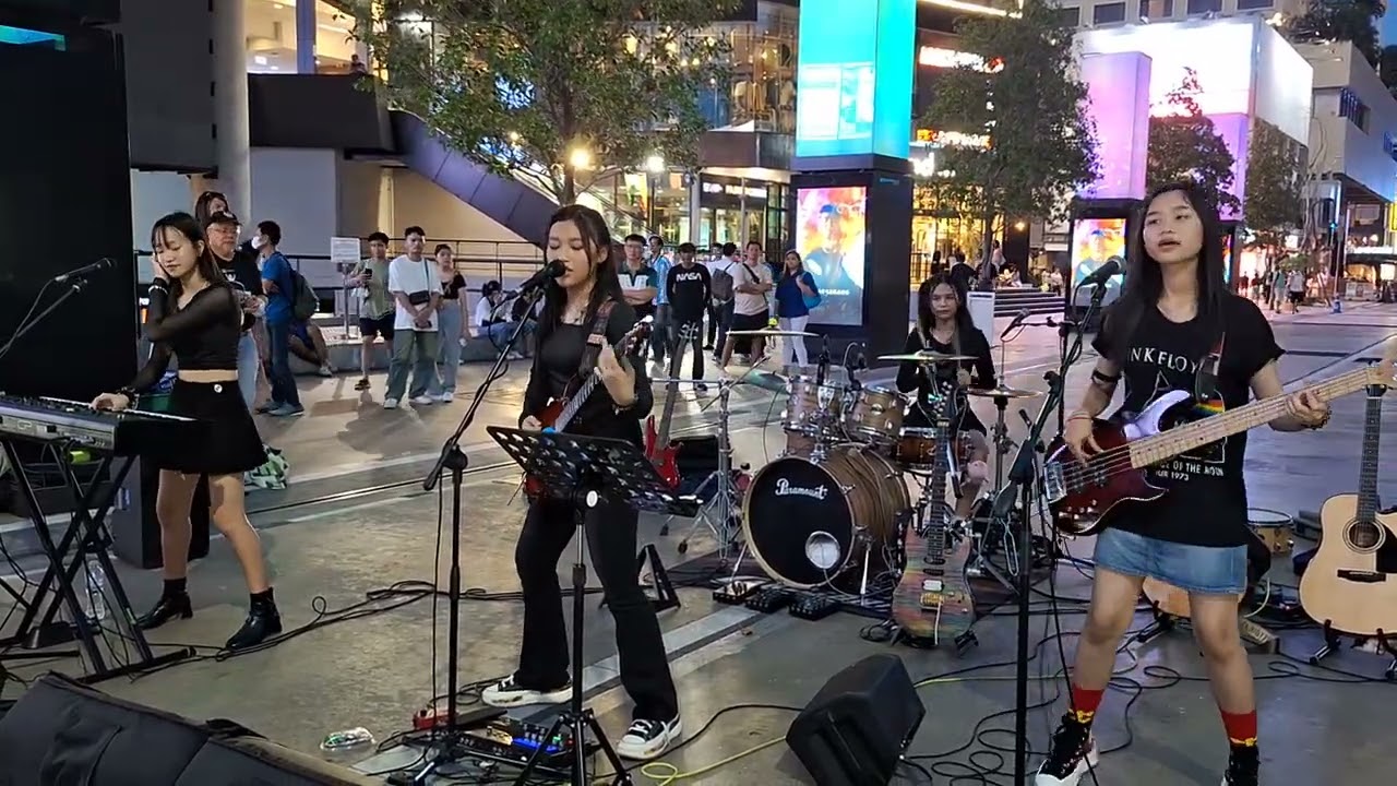 สู้ (หินเหล็กไฟ) กับ4สาวพันธุ์ร็อค Petch. & Band #pettyrock น้องสโล่กีตร้าสุดมันส์ ที่ลานสยามสแควร์