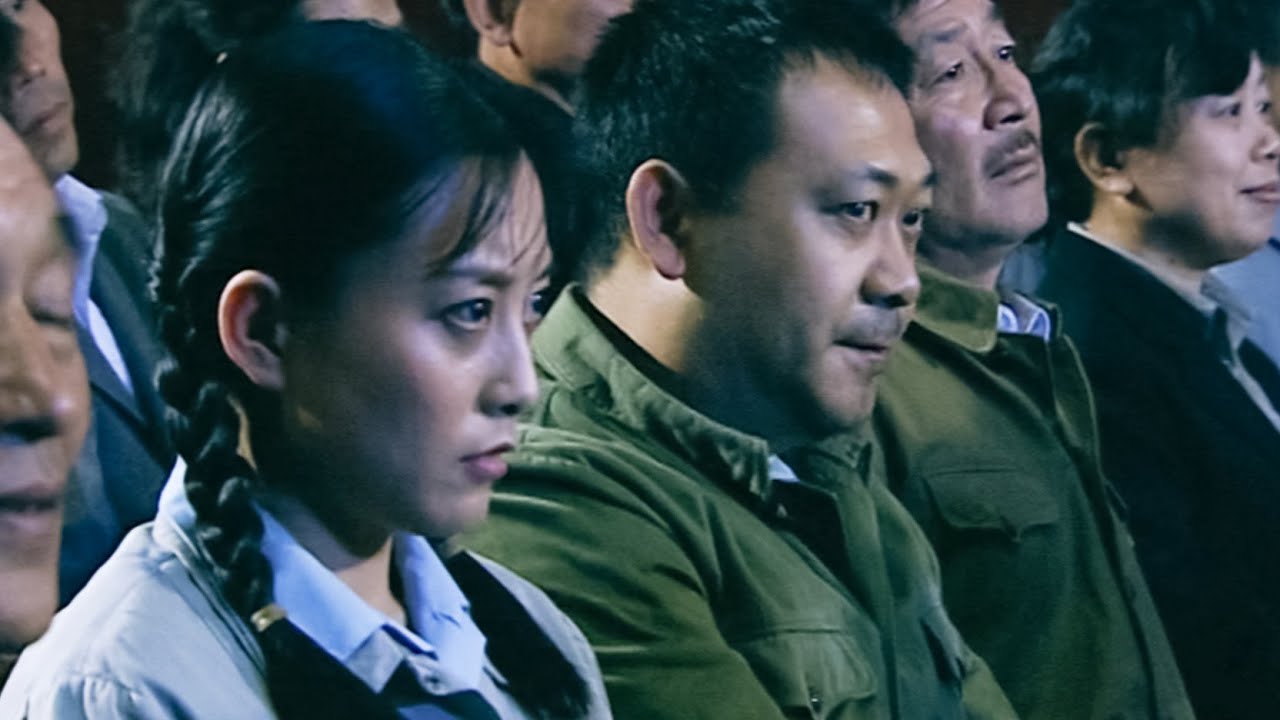 女人約情人看電影，怎料等來的卻是丈夫，這下糟了！#家庭 #出轨 #伦理剧