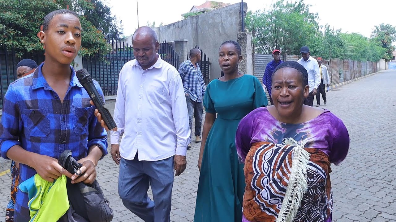 VURUGU!! ALIYEJIITA POLISI AVURUGANA NA MTOTO ARUSHA BAADA KUMKAMATA KWA NGUVU, WAZAZI WAKAMTWA WOTE