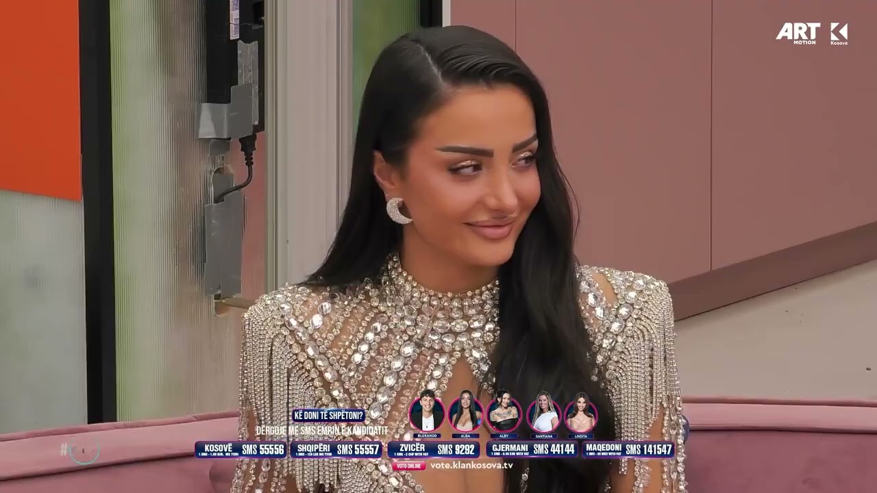 Blerando emiton lëvizjet e Shqipes, si bën kur e sheh atë në dush