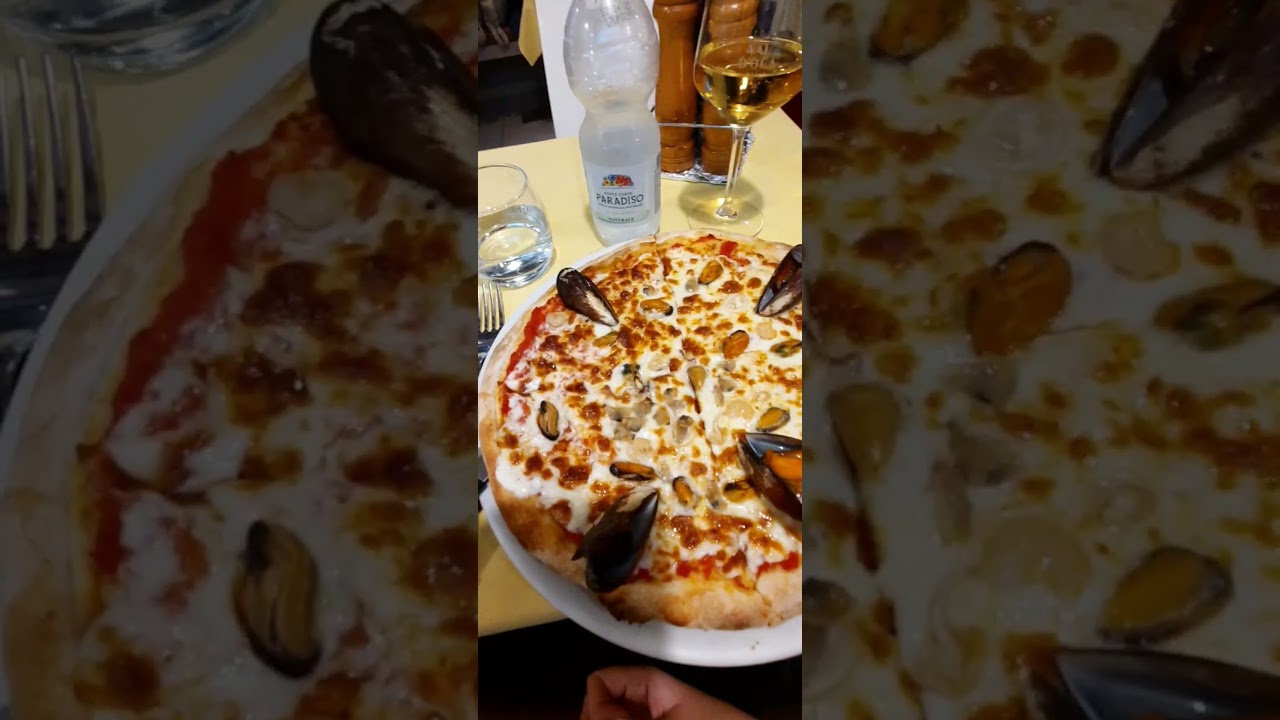 Seafood pizza 🍕 in Venezia #pizza #venezia #seafood #italy #italien #venedig #lecker #wine #вино