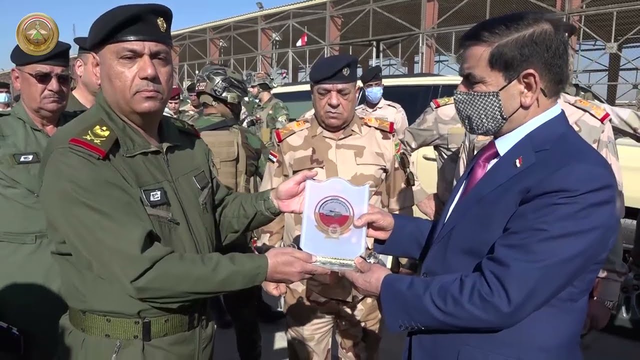وزير الدفاع يطلع على الدبابات والعجلات القتالية في مستودع الدروع