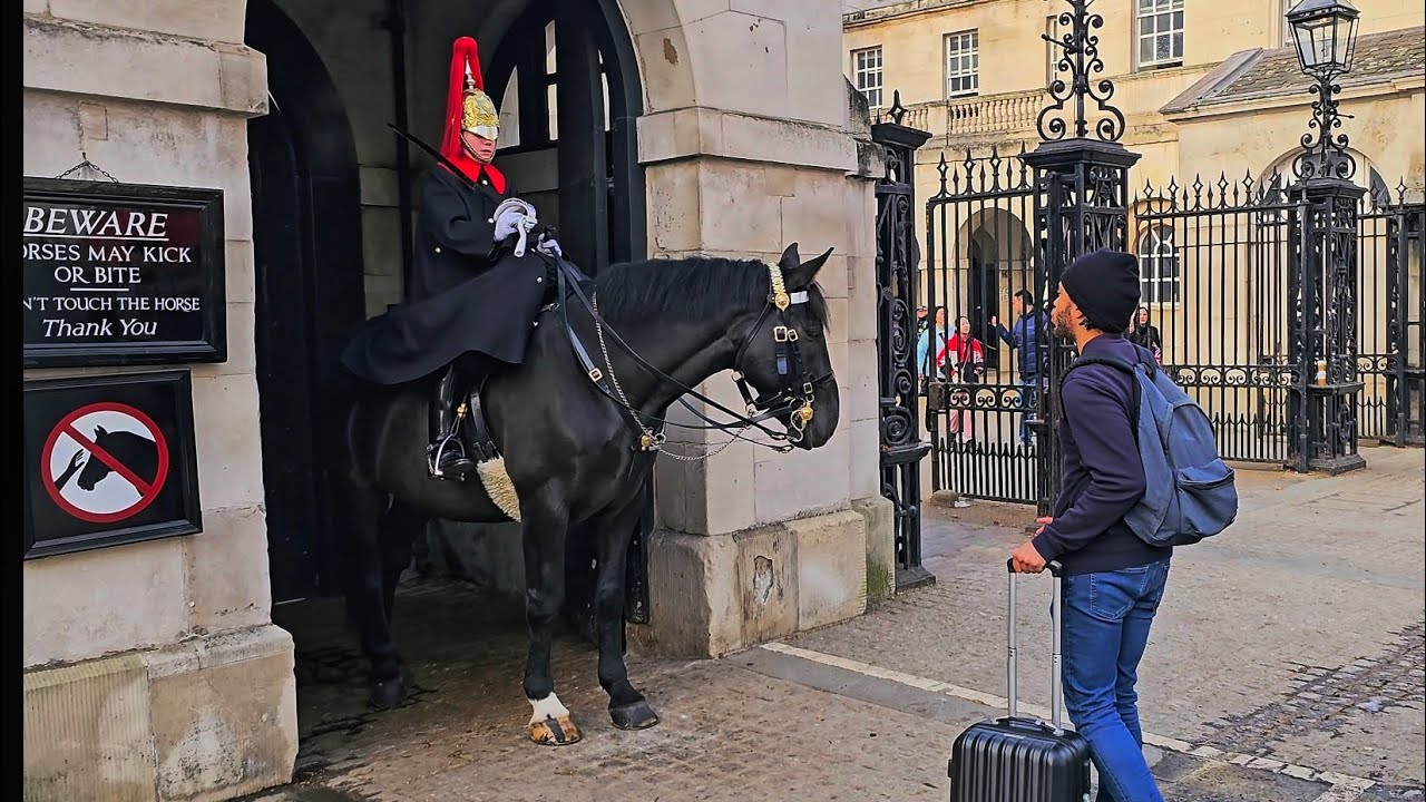 RUDE IDIOT TELLS THE GUARD TO SHUT UP - THEN HE SPOTS MY CAMERA AND LEAVES at Horse Guards!