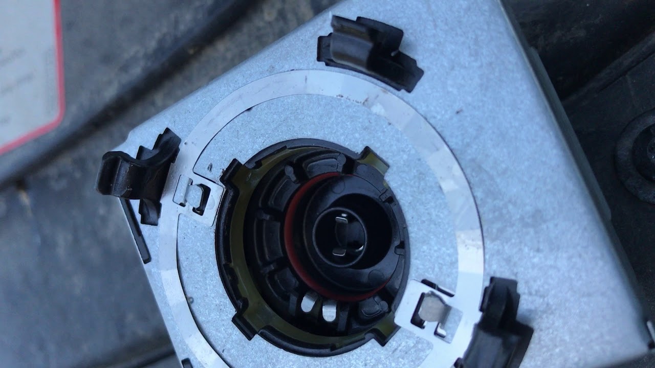 Replacing Audi A8 D3 Headlight bulbs 2