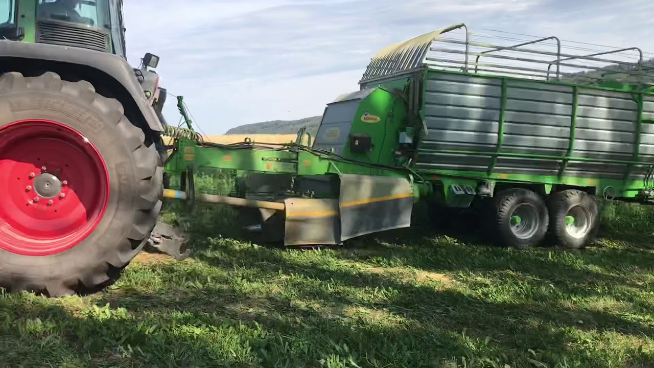 Fendt 412 mit Mähladewagen