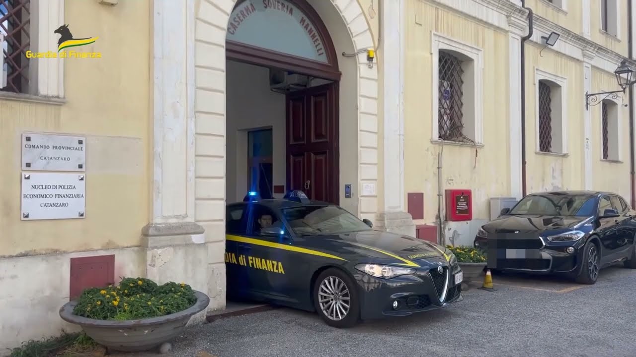 ‘Ndrangheta, il clan La Rosa di Tropea gestiva estorsioni anche dal carcere: chiuse le indagini