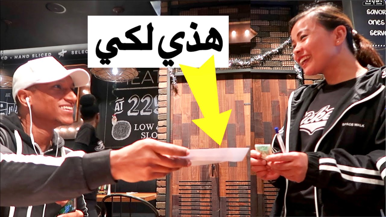 أعطيت $5000 إلى النوادل و جعلت أي شخص في مطعم يتناول الطعام مجانا